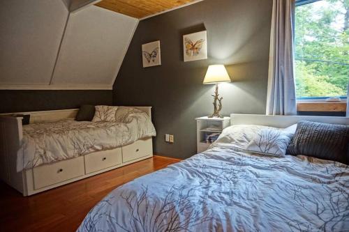a bedroom with a bed and a window at Chalet tout inclus avec SPA près du Mont Orford in Orford