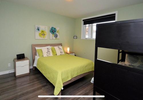 ein kleines Schlafzimmer mit einem Bett und einem Fernseher in der Unterkunft Super Condo ski et vélo 2 min Mont-Ste-Anne in Beaupré