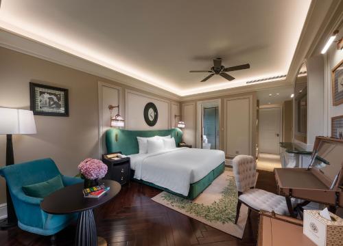 a bedroom with a bed and a living room at Hôtel de l'Amour Tam Đảo in Tam Ðảo