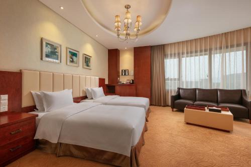 Кровать или кровати в номере Landison Airport Hotel Hangzhou