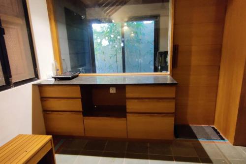 cocina con encimera y ventana en FarmStay FamilyVilla Vadodara, en Vadodara