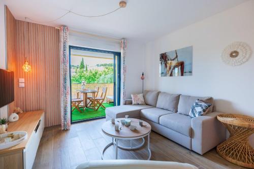 un salon avec un canapé et une table dans l'établissement Appartement Gaméou - Welkeys, à La Ciotat