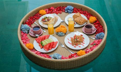 een tafel met borden eten op een tafel bij Alea Villa by Premier Hospitality Asia in Jimbaran