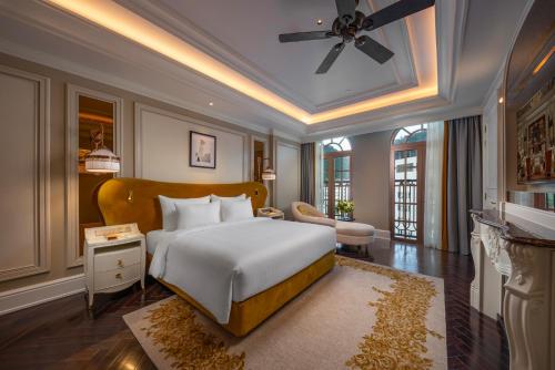 a bedroom with a bed and a living room at Hôtel de l'Amour Tam Đảo in Tam Ðảo