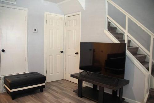 Μια τηλεόραση ή/και κέντρο ψυχαγωγίας στο New Houston Home! Sleeps 10-12, Near Downtown, 4 Car Parking