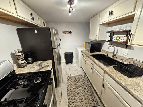 Η κουζίνα ή μικρή κουζίνα στο New Houston Home! Sleeps 10-12, Near Downtown, 4 Car Parking