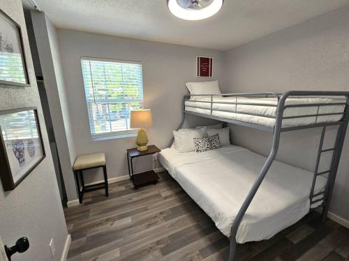 Ένα ή περισσότερα κρεβάτια σε δωμάτιο στο New Houston Home! Sleeps 10-12, Near Downtown, 4 Car Parking