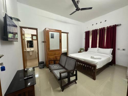 ein Schlafzimmer mit einem Bett, einem Stuhl und einem Spiegel in der Unterkunft Rare Rabbit Munnar in Anachal