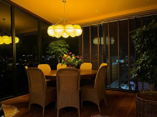 a dining room with a table and chairs at Âm Ấm Đà Lạt Boutique Hotel & Cozy Bistro in Khu Chi Lăng