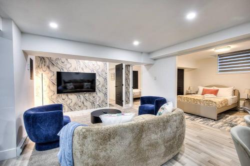 Χώρος καθιστικού στο NDG Dreams! New & Modern 3BR Easy City Life