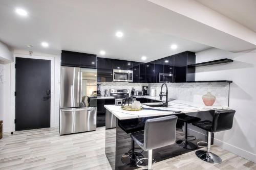 Η κουζίνα ή μικρή κουζίνα στο NDG Dreams! New & Modern 3BR Easy City Life