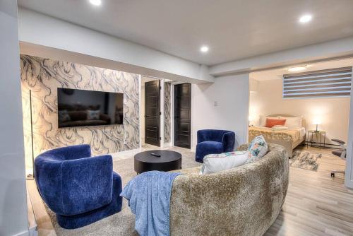 Χώρος καθιστικού στο NDG Dreams! New & Modern 3BR Easy City Life
