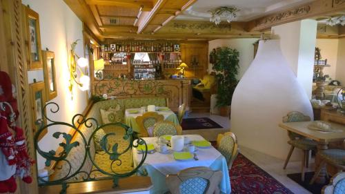 A restaurant or other place to eat at LA FELCE Bed & Breakfast