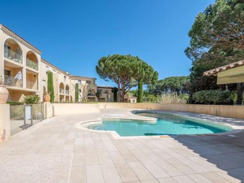 une piscine au milieu d'une cour dans l'établissement Studio, Piscine, tennis, à Saint-Tropez