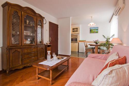 uma sala de estar com um grande armário de madeira e uma mesa em Apartment Tennis em Split