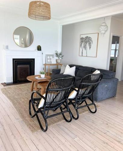 Χώρος καθιστικού στο Seabreeze Getaway Oceanfront Family Home in Norah Head