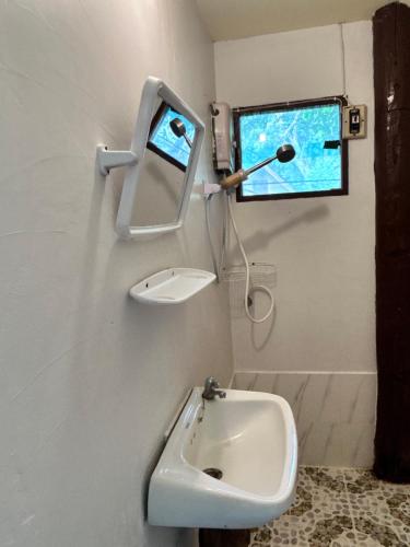 パーイにあるGiant guesthouseの洗面台と壁に鏡が付いたバスルーム