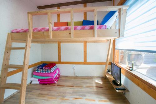 Palanda nebo palandy na pokoji v ubytování Ddlanchae Hanok Stay - Main House