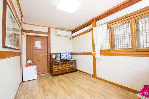TV a/nebo společenská místnost v ubytování Ddlanchae Hanok Stay - Main House