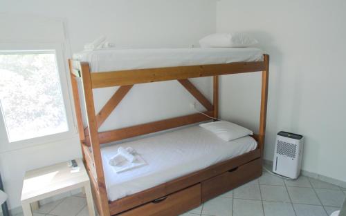 a couple of bunk beds in a room at Stavros Lay In in Áno Stavrós