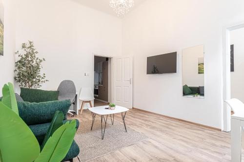 Lovely 1BR & 1LR Ground Floor Gem 15 min to City Center via U3