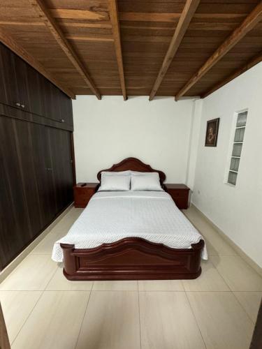 a bedroom with a large bed in a room at Apartamento cerca al parque in Jardin