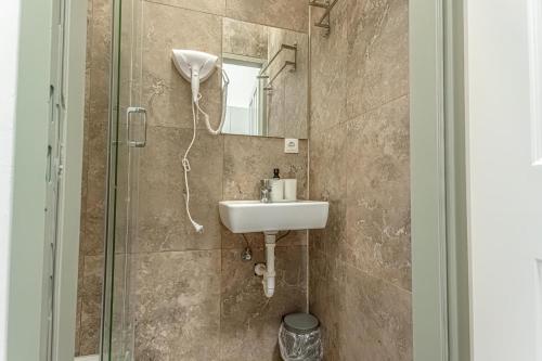 Lovely 1BR & 1LR Ground Floor Gem 15 min to City Center via U3