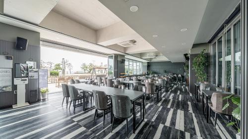 a dining room with tables and chairs in a restaurant at Daynice hotel in Boryeong
