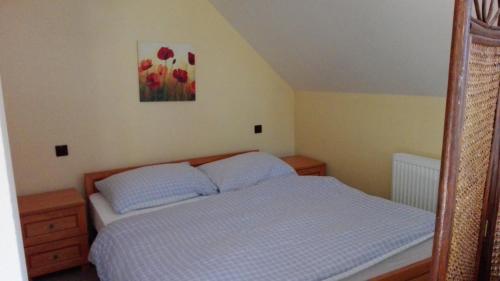 Ein Bett oder Betten in einem Zimmer der Unterkunft Penzion Javorský mlýn