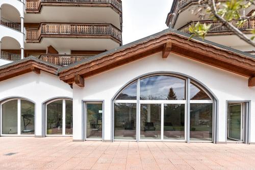 a building with large windows and a balcony at Residenz Ambassador in Leukerbad