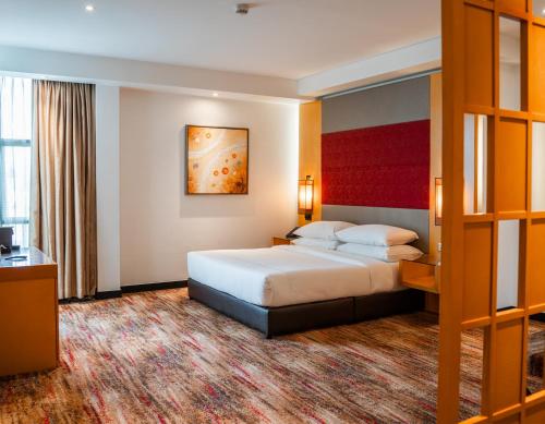 Ένα ή περισσότερα κρεβάτια σε δωμάτιο στο The Waterfront Hotel Kuching