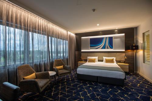 Postel nebo postele na pokoji v ubytování Mercure Sydney Liverpool