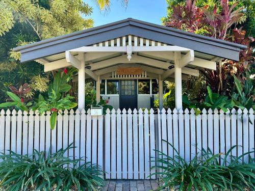 Zahrada ubytování Sweet Creek Cottage, Palm Cove, 200m to Beach, Heated Pool, Pets