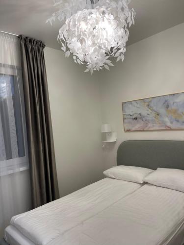 Кровать или кровати в номере Apartamentai su baseinu