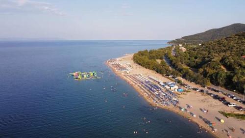 an aerial view of a beach with a crowd of people at Stavros Lay In in Áno Stavrós