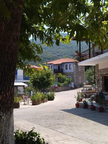 a parking lot with a car parked in a courtyard at Stavros Lay In in Áno Stavrós