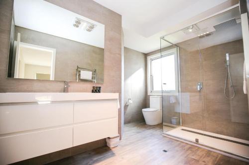 un baño con lavabo y ducha en Amber Mist Villa - One, en Bright