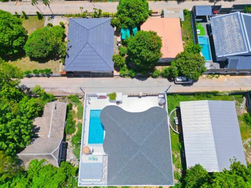 an overhead view of a house with a swimming pool at PNT LUXURY JOMTIEn in Jomtien Beach