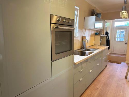 Dock 14 في نورديرني: مطبخ مع فرن حديد قابل للصدأ ومغسلة