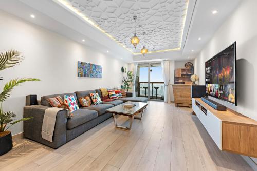 76th floor- 2 BR Apartment with Iconic Marina Skyline View