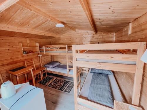 Postel nebo postele na pokoji v ubytování Chatka Agawa v areálu Koupaliště Bystré v Orlických horách