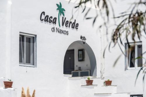 Et logo, certifikat, skilt eller en pris der bliver vist frem på Casa Verde Di Naxos