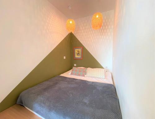 une petite chambre avec un lit dans une pièce dans l'établissement Appartement vue mer, au calme, proche de toutes commodités, à Fréjus