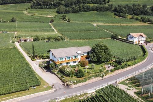モンターニャにあるSonnenhof- Urlaub auf den Bauernhofの道路中の家屋空見