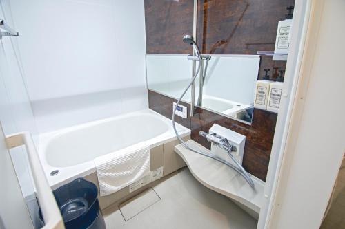 a bathroom with a shower and a sink at 西九条【新築一軒家】駅近・アクセス良好＊OSAKA＊NAMBAエリア＊NewOpen!! FreeWifi in Osaka