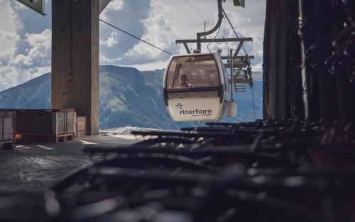 ロッジから撮影された、または一般的な山の景色