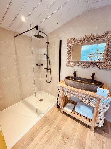 une salle de bain avec un lavabo et une douche dans l'établissement MAS DES PAZ, à Aigues-Mortes