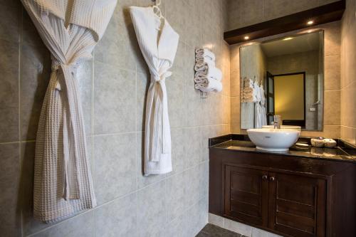La salle de bains est pourvue d'un lavabo et d'un miroir. dans l'établissement Phuket Pool Residence - Adults only, à Rawai Beach
