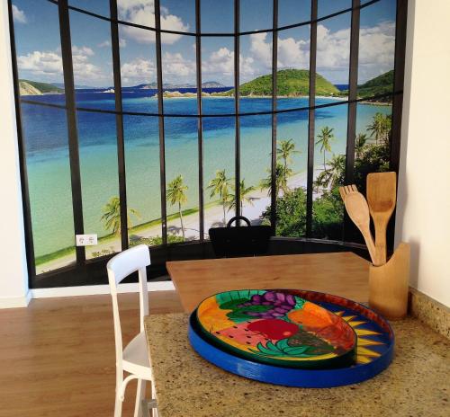 Una mesa de comedor con vista al mar. en OLIVA WIFI HOME, en Oliva