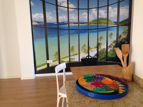mesa de comedor con vistas a la playa en OLIVA WIFI HOME, en Oliva